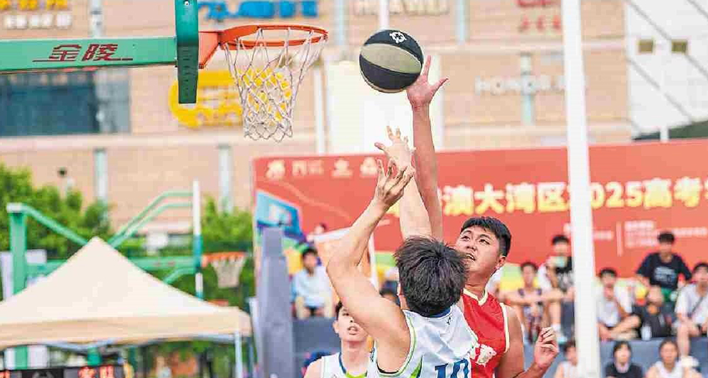 江門舉辦高考學(xué)子三人籃球賽